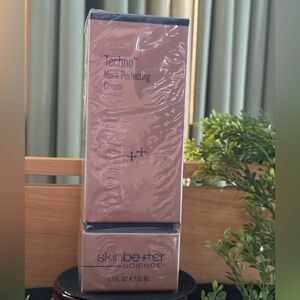 Techno Neck Perfecting Cream by Skinbetter for Neck&Decollete. Unopened&Sealed.